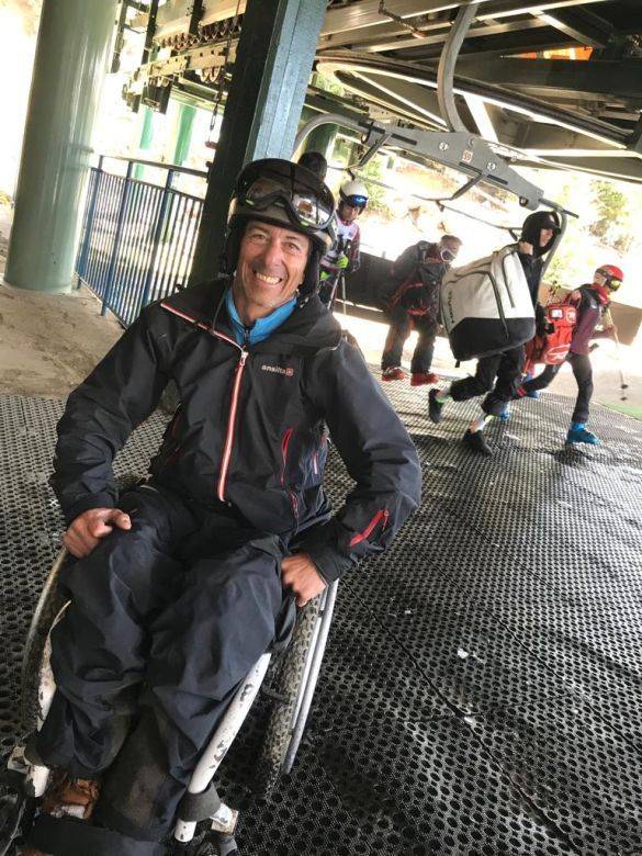 Un argentino, el primer instructor de Sky en el mundo en silla de ruedas