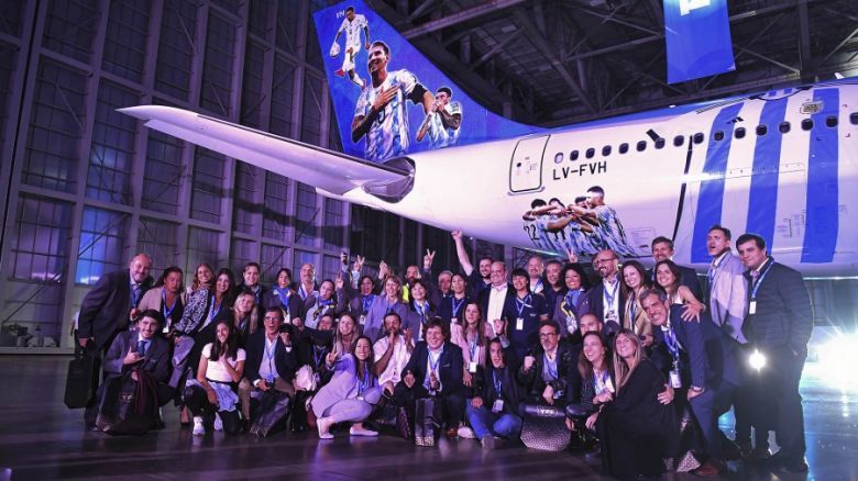 Aerolíneas presentó el avión que llevará a los hinchas al Mundial