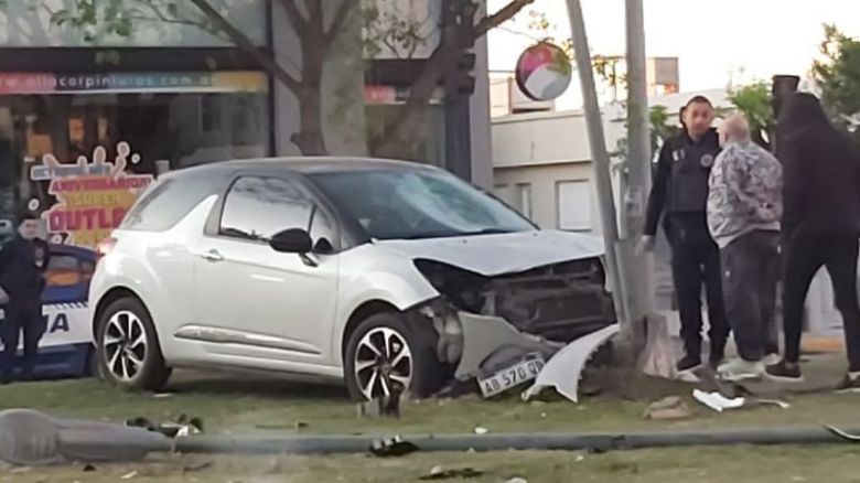Un auto chocó contra un poste en bulevar Sarmiento 