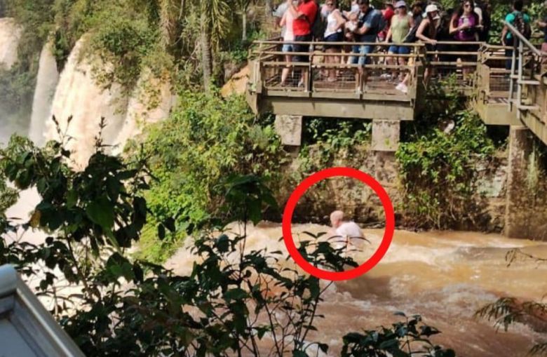 Buscan a un turista que se cayó en las Cataratas del Iguazú