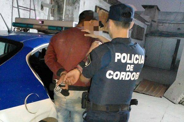 Detenido  por conducta sospechosa al intentar abrir puertas.