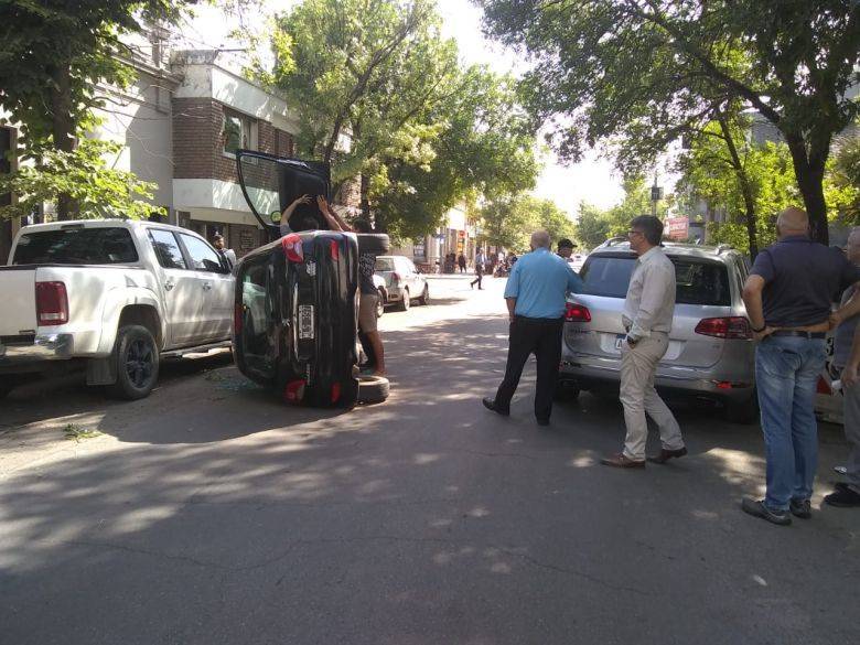 Un auto volcó en el centro tras un accidente de transito 