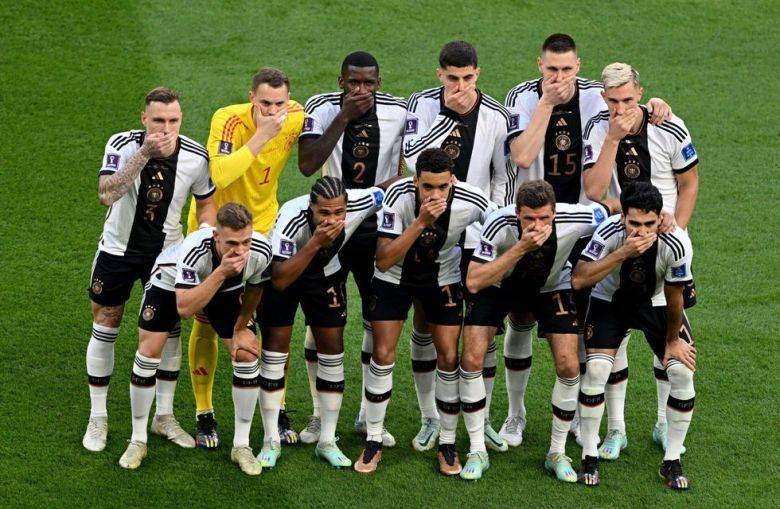 Por qué los jugadores alemanes se taparon la boca en la foto antes de jugar con Japón
