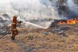 Cuatro aviones combaten los incendios en Estancia El Durazno y Ambul