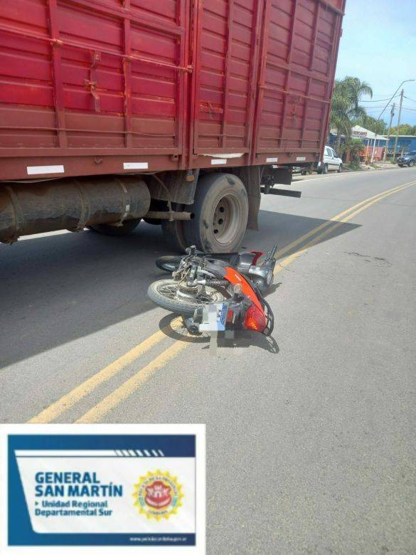 Un motociclista termino con heridas graves al chocar con un camión 