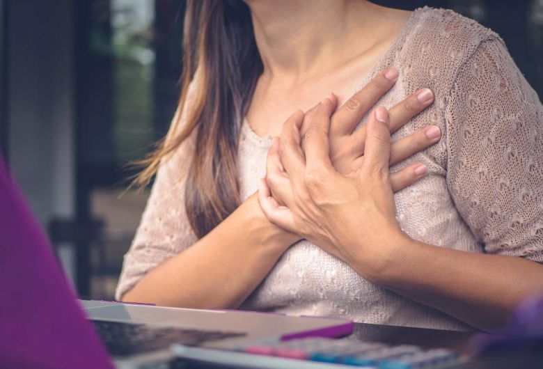 Día del dolor de pecho: qué lo provoca y cuándo consultar al cardiólogo