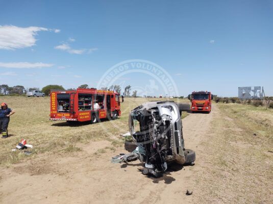 Cuatro personas sufrieron heridas tras colisionar contra un auto 