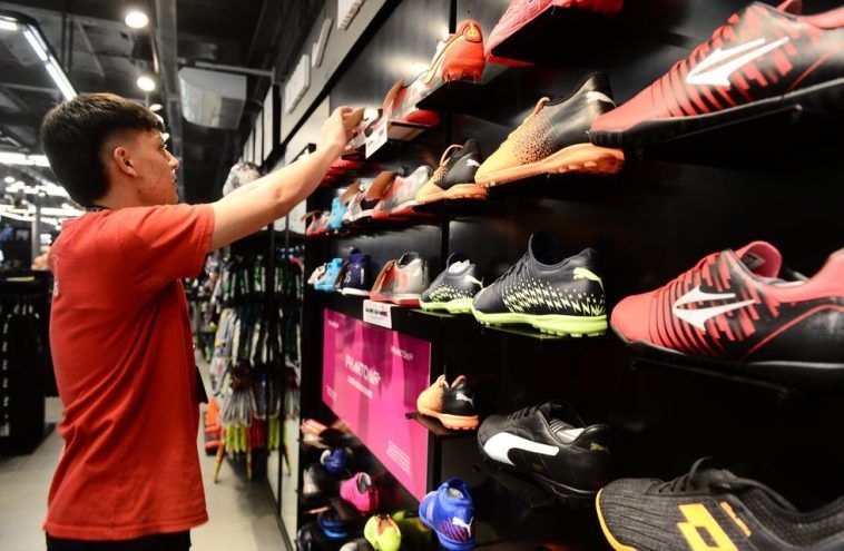 El gobierno acordó con las empresas bajar un 15% el precio de las zapatillas