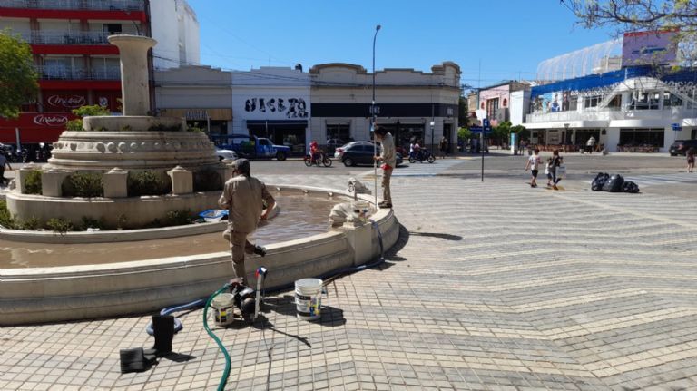El post festejo dejó destrozos en Plaza Centenario 