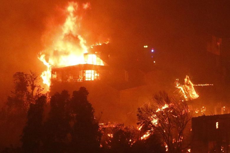 Un muerto y 500 viviendas afectadas tras voraz incendio en Viña del Mar