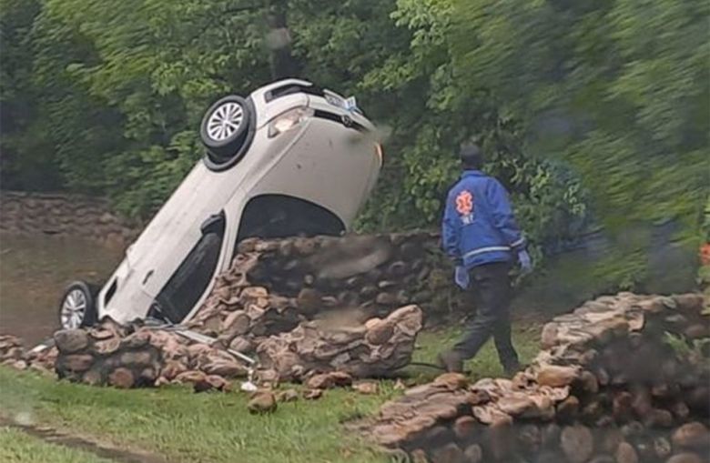 Murió un hombre al volcar con su auto en la ruta