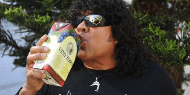 “La Mona” Jiménez lanza su propio “tetra”: el vino Mandamás debuta en el festival Bum Bum