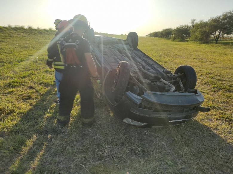 Un auto volcó en la autopista 