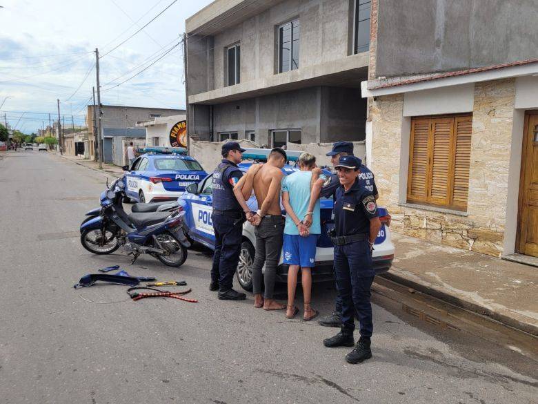 Dos jovenes fueron detenidos en Villa Nueva por robar motos