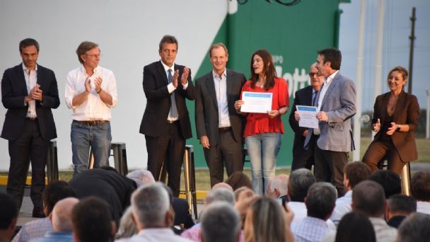 Massa anunció apoyo a productores de carne porcina, aviar y huevos