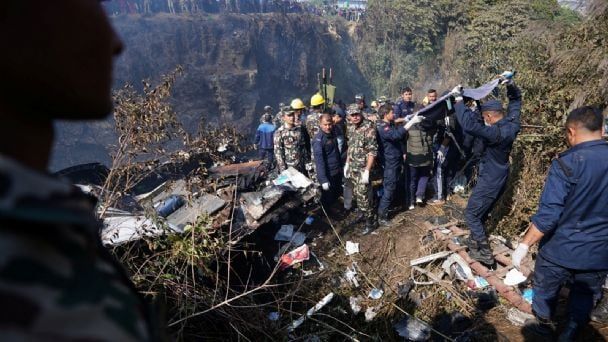 Tragedia en Nepal: un avión con 72 personas se estrelló y entre los pasajeros había un argentino