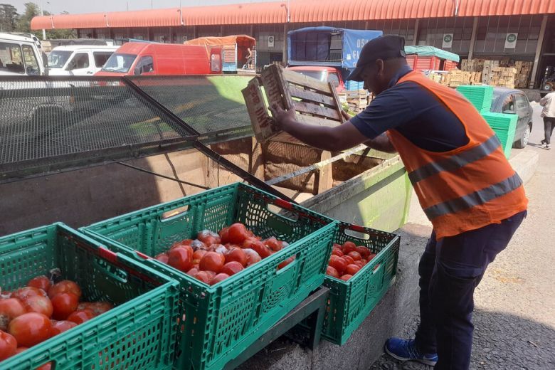 Recuperación de alimentos y reinserción laboral en el Mercado Central 