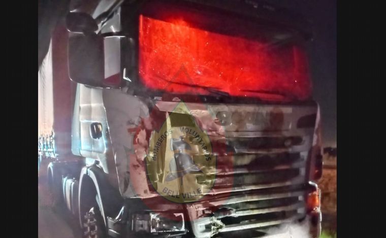 Un conductor murió tras colisionar con un camión y terminar debajo de otro