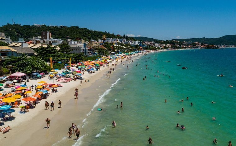 Detectaron la causa del brote de gastroenteritis en playas de Florianópolis