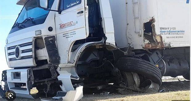 Laboulaye: un camionero falleció al chocar con otro camión