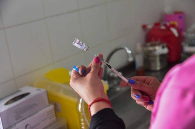 A partir de hoy, mayores de 60 podrán vacunarse con la dosis bivariante