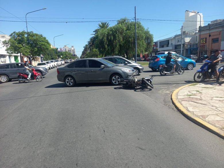 Un auto y una moto colisionaron en Bv España