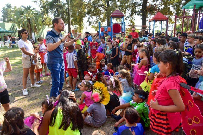 La escuela municipal cerró la temporada con fiesta de disfraces