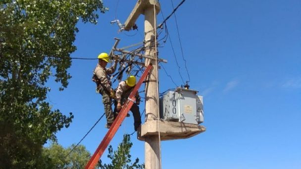 Vecinos reclaman reiterados cortes de luz por día 