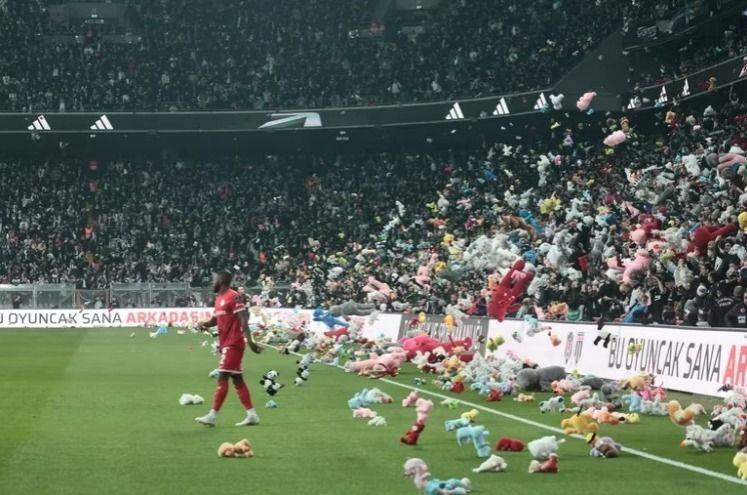 Lluvia de ropa y peluches en Turquía: los hinchas del Besiktas realizaron donaciones para ayudar a las víctimas del terremoto