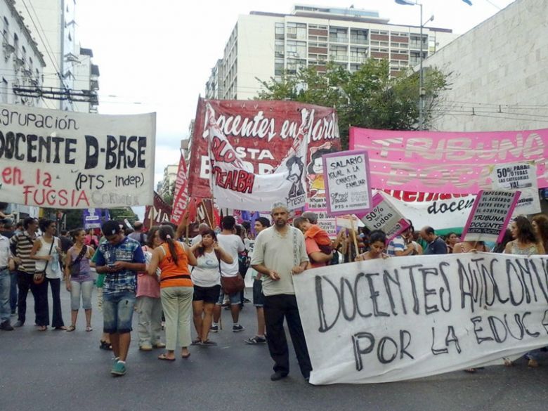 Docentes de Córdoba protestan con carpa blanca en la capital