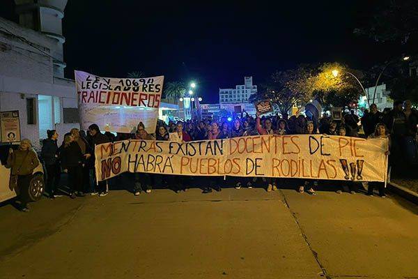 Docentes autoconvocados marcharon en las calles de Villa María