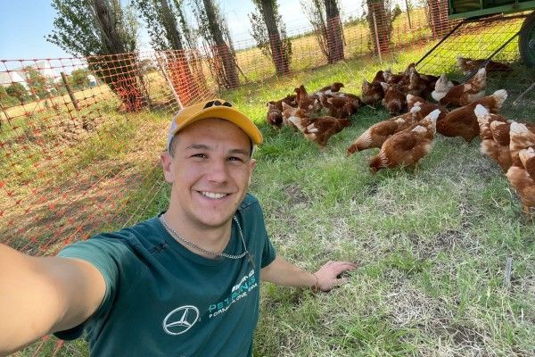 Estudiante de la UNVM creó el emprendimiento “Gallinas felices”