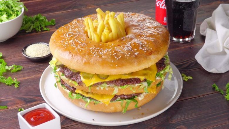 Su novio cumplió años, le hizo una torta de hamburguesa gigante y se volvió viral