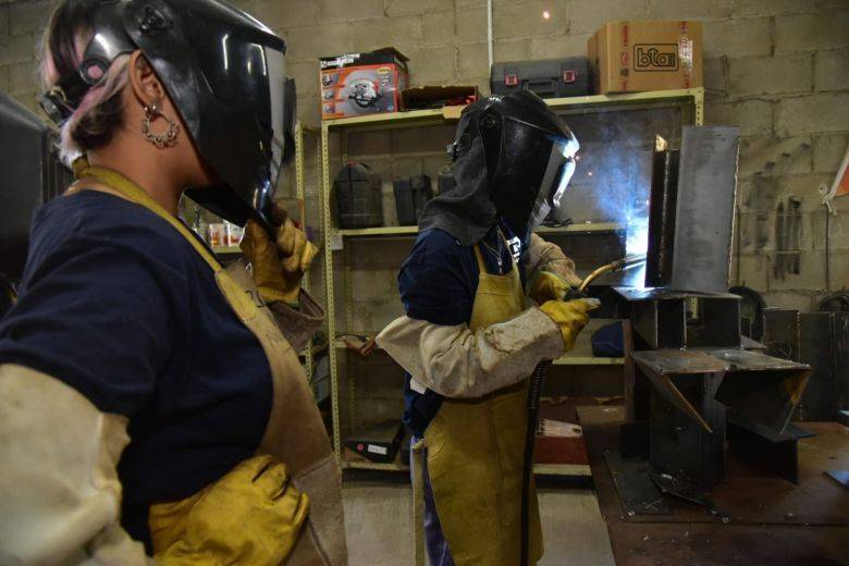 Mujeres aprenden a soldar en la Escuela Granja