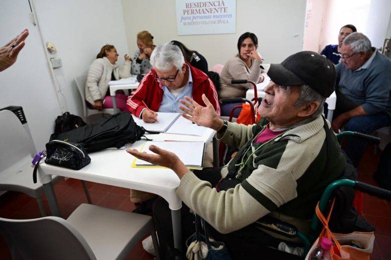 Residentes del Hogar de Ancianos cursan sus estudios primarios y secundarios