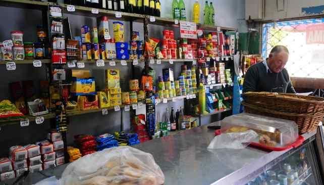 Por la crisis económica, en barrio San Martín venden productos comestibles “sueltos”