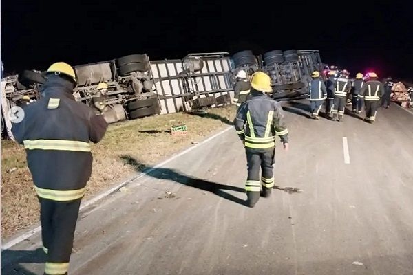 Un camión volcó en ruta 4 