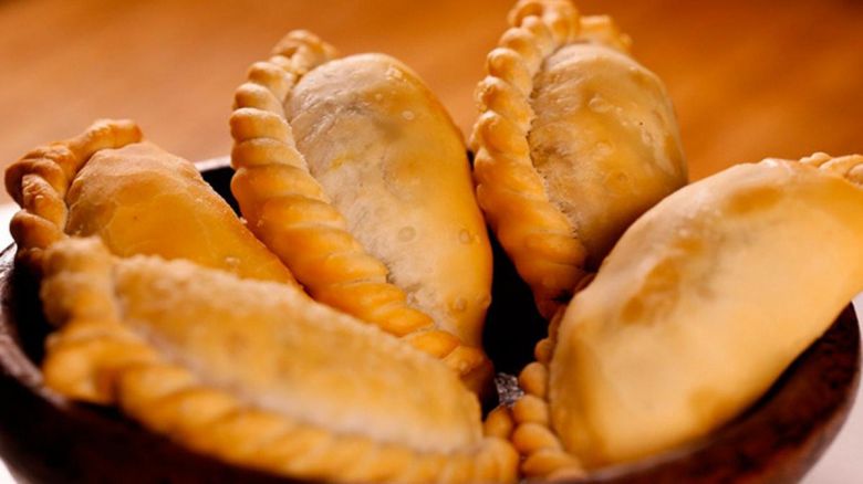 Fue a lo de los suegros y su novia compartió el “récord” de empanadas que comió