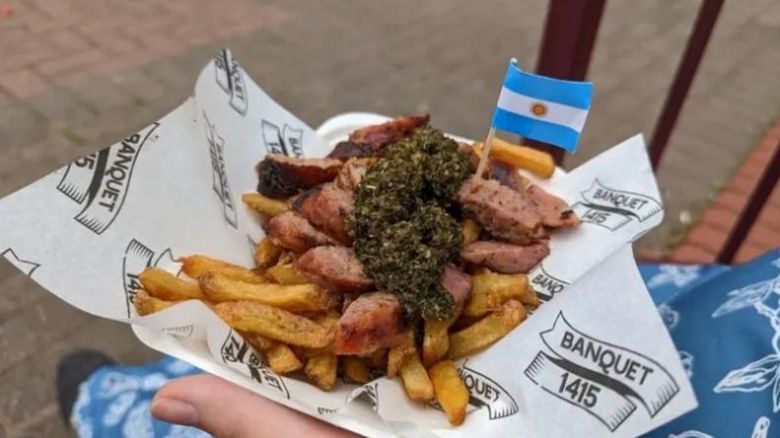 Furor en redes por las “papas al asado argentino” en Inglaterra