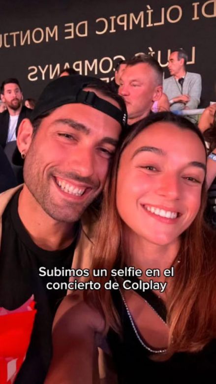 Se sacó una selfie con su novia y nunca se percató que Messi estaba atrás