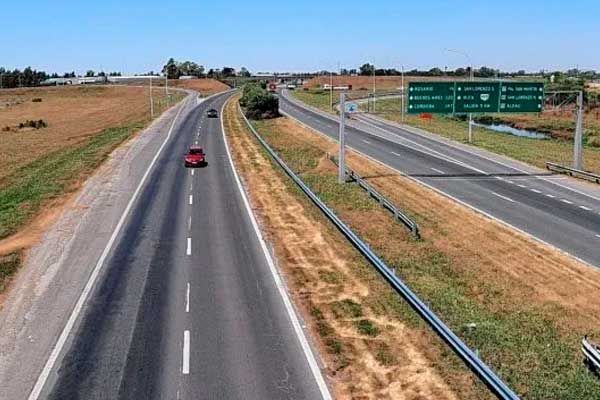 Un camionero falleció al volcar en la autopista 