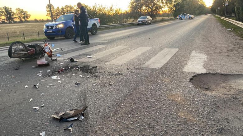 Un auto y una moto colisionaron en el ingreso de barrio Vista Verde 