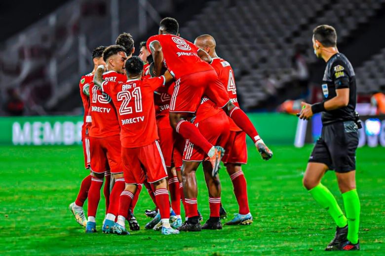 River goleó a Banfield por 4-1 y se aleja de Talleres en el campeonato