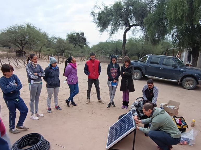 Instalan sistema de bombeo solar en una escuela rural