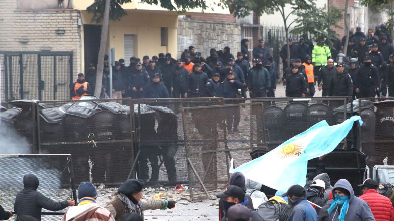 Jujuy: los disturbios provocaron centenar de heridos y al menos 17 detenidos