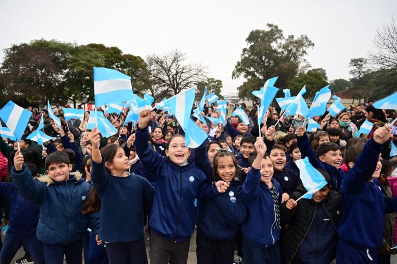 Niños y niñas de escuelas de la ciudad prometieron lealtad a la Bandera 