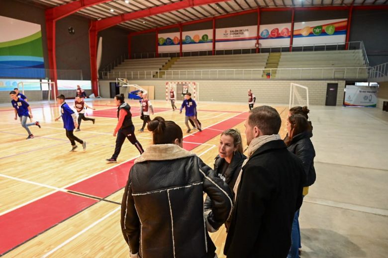 Un centenar de personas con discapacidad participaron de una jornada deportiva en el Salón de los Deportes