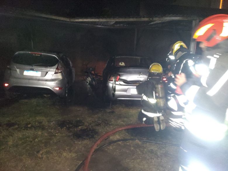 Incendio en una cochera: se quemaron 6 vehículos