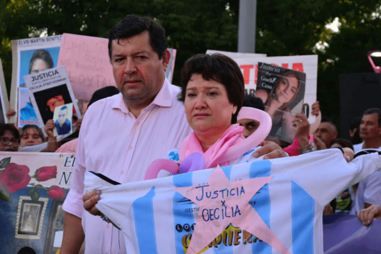 A un mes de la desaparición de Cecilia, vistieron de rosa el puente Chaco-Corrientes