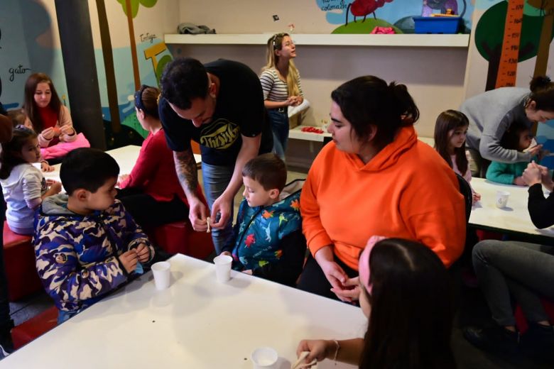 Niños y niñas disfrutaron del taller Amigos Sensoriales con eje en educación emocional